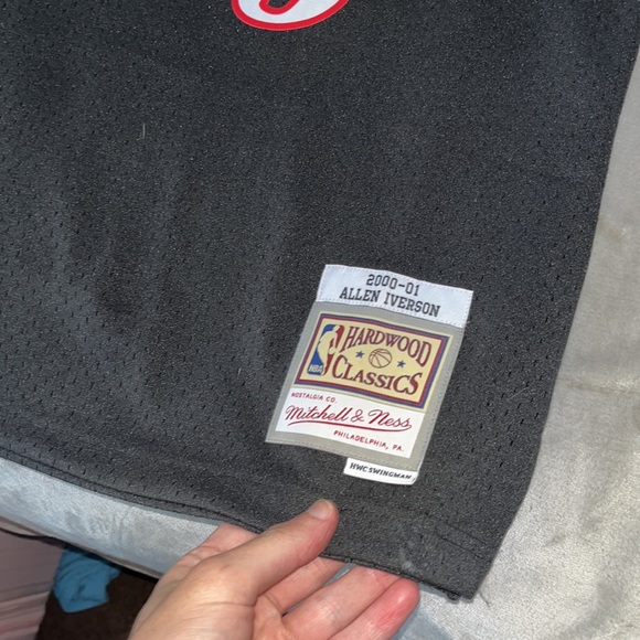 Mens 76ers jersey size medium selling for 50$ - Picture 3 of 4